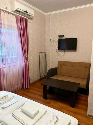 Гостиница Кавказ Ольгинка Двухместный номер Комфорт с мини-балконом-2