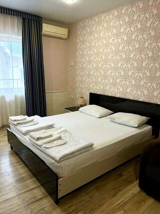 Гостиница Кавказ Ольгинка Трехместный номер с балконом-1