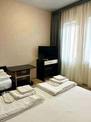 Гостиница Кавказ Ольгинка Трехместный номер с балконом-2