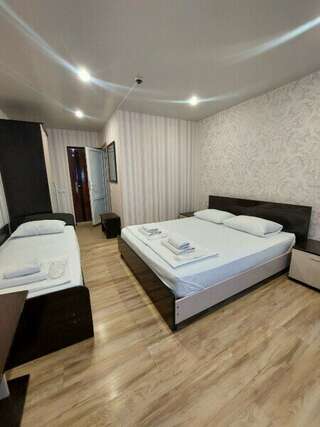 Гостиница Кавказ Ольгинка Стандартный трехместный номер-2