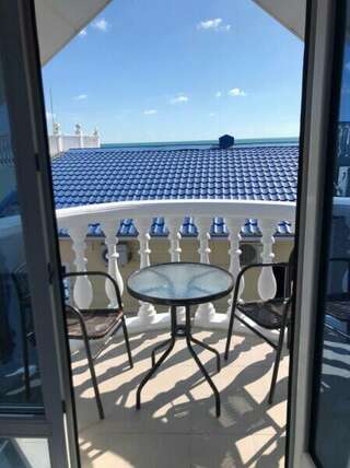 Гостиница Кавказ Ольгинка Стандартный трехместный номер-7