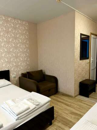 Гостиница Кавказ Ольгинка Трехместный номер с балконом-4