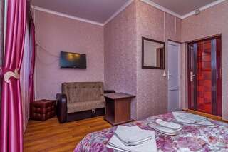 Гостиница Кавказ Ольгинка Двухместный номер «Комфорт» с 1 кроватью и французским балконом-1